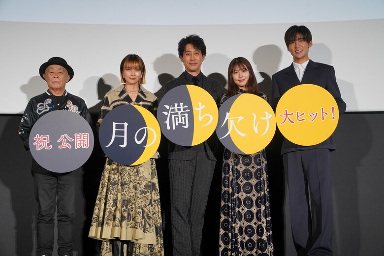 （左から）廣木隆一監督、柴咲コウさん、大泉洋さん、有村架純さん、目黒蓮さん