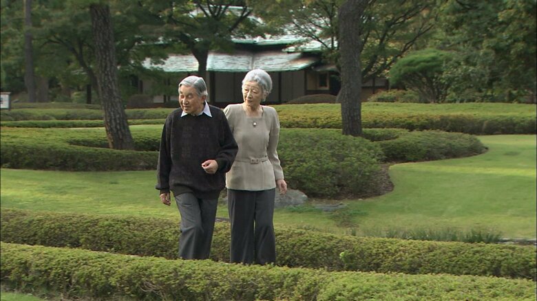 平成26（2014）年　皇居東御苑を散策される両陛下