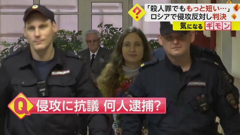 警察とみられる人物に連れられる、女性芸術家