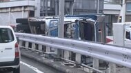 東京・渋谷区の首都高3号線で大型トラックが横転し土砂が散乱 運転手男性1人けが 現場近くの側壁にぶつかったような跡
