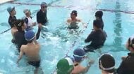 小学校の水泳授業をスイミングスクールで　プロが指導し教員は見守り専念　児童も「わかりやすい」　福岡市では民間委託が約4割に
