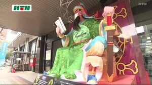 「市役所前にマスクを付けた関帝聖君」市を退職する44人がランタンオブジェを寄贈【長崎市】