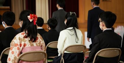 「卒業式マスク」は2月中に政府方針判断か　距離ある「答辞」はOK、では「合唱」は？