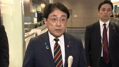 赤沢経産相「緊密な意思疎通を」　対米投資協議のため出発