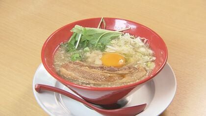 どう見てもラーメン…煮干し出汁に自家製煮豚の“背脂うどん”「新しいモノを食べた感じ」と客が驚くその味わい