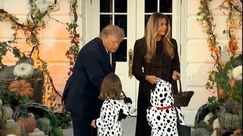 トランプ大統領がホワイトハウスでハロウィーン行事　中間選挙控える中、仮装した子どもたちにお菓子配る