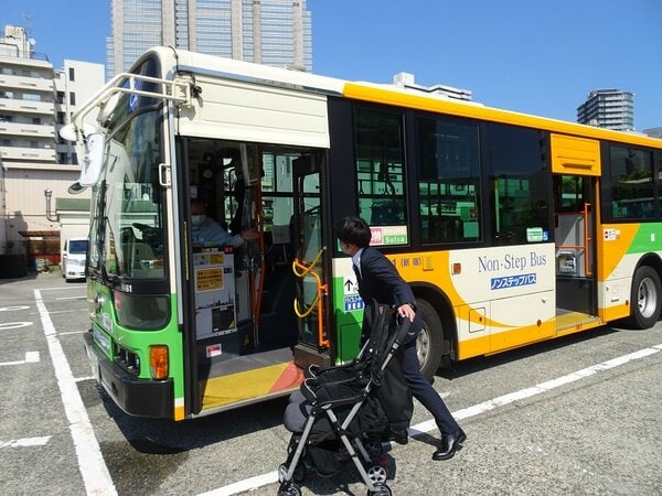 ベビーカーでバスの通路を塞ぐ トップ