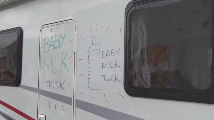 「ベビーミルクトラック」と書かれたキャンピングカー