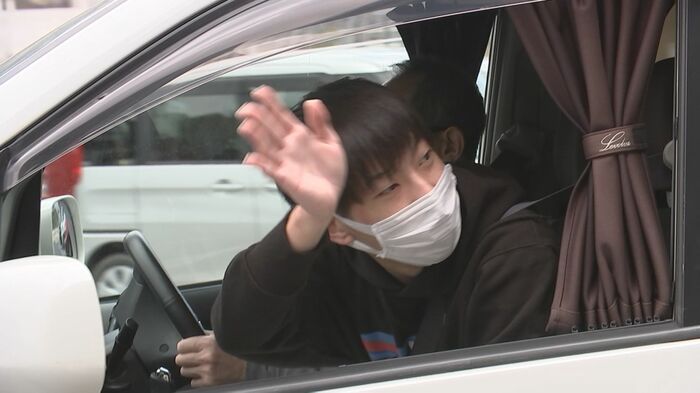車の窓を全開にして手を振る晴翔さん