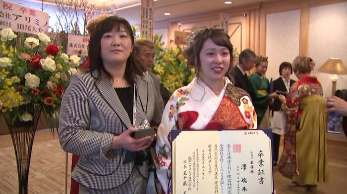 専門学校の卒業式で…瑞未さんと母・純子さん