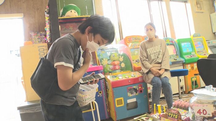 電卓を使いながら駄菓子選び