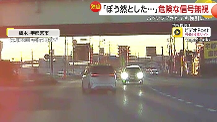 対向車にパッシングされてブレーキをかける車