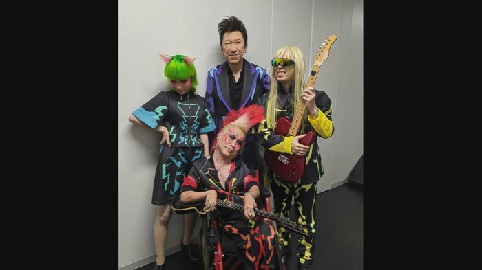 布袋寅泰さんとの写真(提供・川崎昭仁さん)