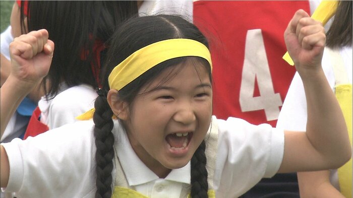 初等科最後の運動会、リレーで勝利しガッツポーズで喜ぶ愛子さま
