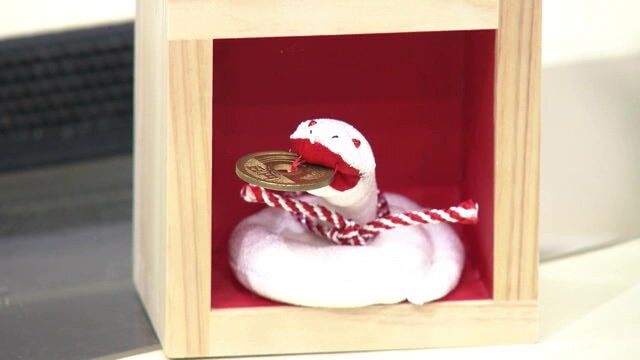 くわえているのは本物の5円玉