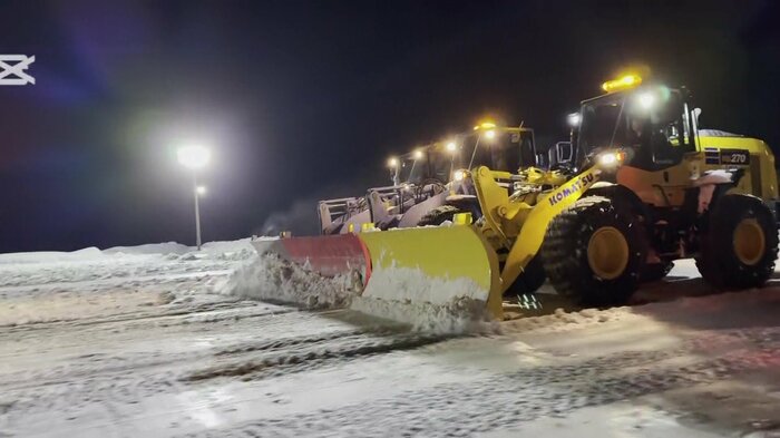 重機3台が並走して除雪
