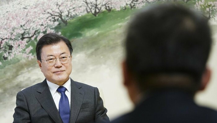 インタビューに答える文大統領(大統領HPより)