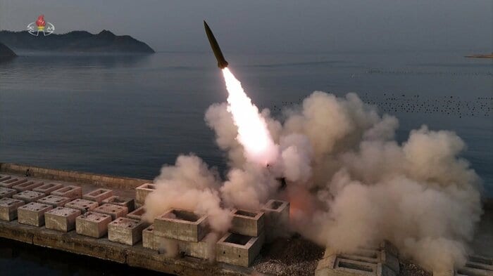 クラスター弾頭を装着した火星-11ラ弾道ミサイル発射試験（4月20日）