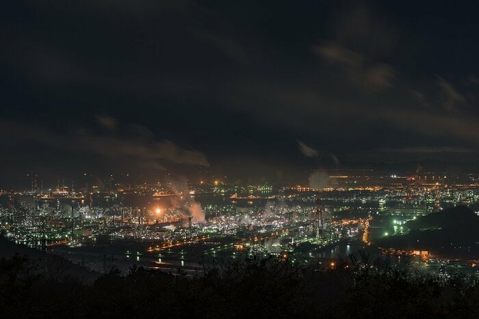 夜空に煙が立ち上る光景も見られる