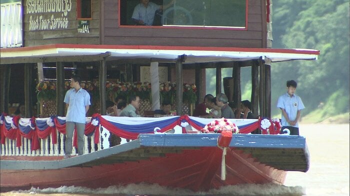 船に乗りでメコン川を視察される皇太子さま