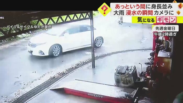 防犯カメラには、道を車が行き交う様子が映っている