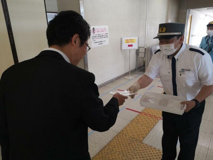 新潟港佐渡汽船ターミナルでのマスク無料配布の様子