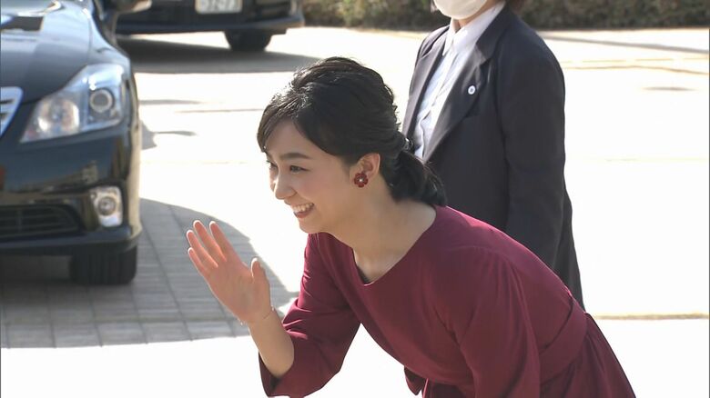 ワインレッドのワンピース姿…佳子さまが『国際陶磁器フェスティバル』ご出席のため岐阜県を訪問 名誉総裁に就任｜FNNプライムオンライン