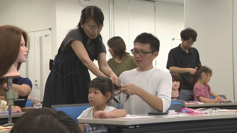 娘専属ヘアメイクの1日…父親たちがそれぞれの娘の髪を韓国発祥「カチモリヘア」に 慣れない作業に悪戦苦闘｜FNNプライムオンライン