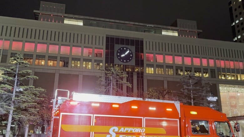【速報】JR札幌駅直結の商業施設「札幌ステラプレイス」で火事…火災報知器が作動し、客や従業員らが避難…１人負傷か…消防車など21台出動、札幌中心部が騒然…エスカレーターから煙が出ているのが見つかる｜FNNプライムオンライン