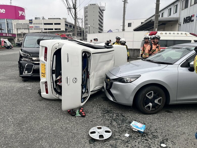 車どうしが出会い頭に衝突する事故　1台が横転　交差点に信号機なし　一方に一時停止標識　福岡市｜FNNプライムオンライン