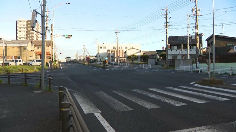 赤信号で交差点進入繰り返す…パトカーの追跡を受けていた原付が車と衝突 運転手は現場にバイクを残して逃走｜FNNプライムオンライン