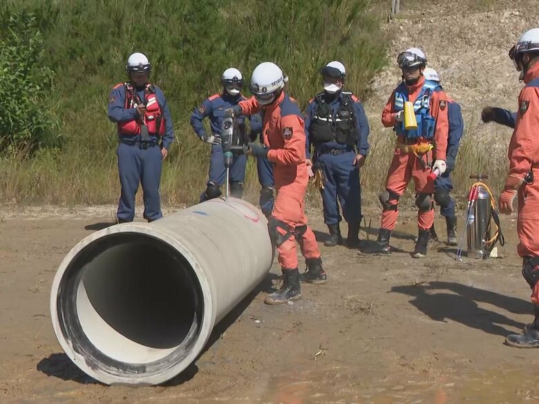 大地震などを想定…倒壊した家屋等に取り残された人の救出訓練 ドリルやハンマーで壁に穴を開ける作業も｜FNNプライムオンライン