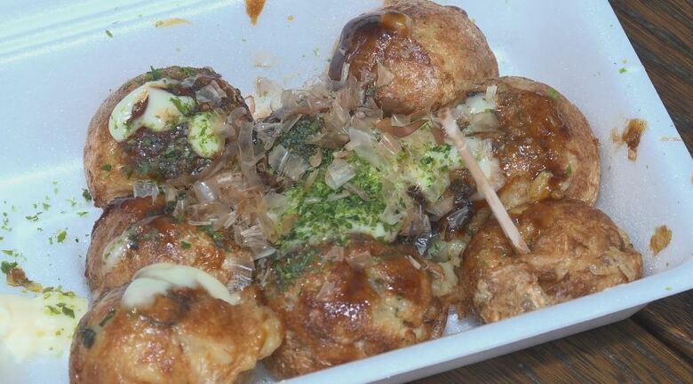 大阪出身「おかん」が移住して始めた「たこ焼き」が長野・松川村で人気　“外がカリッと中トロトロ”本場の味と軽妙なトーク　子どもが喜ぶ3個100円のメニューも｜FNNプライムオンライン