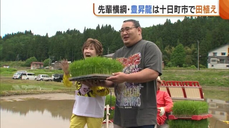 大の里の土俵入り行われる中…先輩横綱・豊昇龍は小林幸子さんと田植え！貴重な光景に相撲ファンも喜び「地元にゆかりある人たちが活躍してくれるのはうれしい」｜FNNプライムオンライン