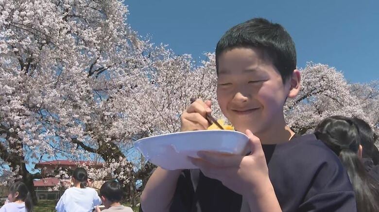 桜の下で50年以上　小学校伝統の「お花見給食」　昭和初期に植えられた50本以上のソメイヨシノ満開｜FNNプライムオンライン