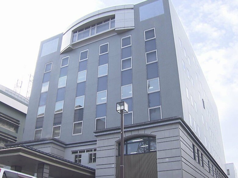 医師免許なしに美容整形手術としてメスを使うなどした疑いで逮捕 76歳男性を不起訴処分 妻と娘には罰金の略式命令｜FNNプライムオンライン