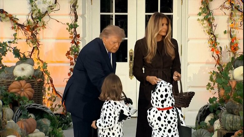 トランプ大統領がホワイトハウスでハロウィーン行事　中間選挙控える中、仮装した子どもたちにお菓子配る｜FNNプライムオンライン