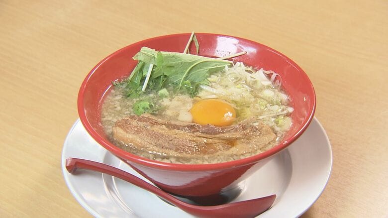 どう見てもラーメン…煮干し出汁に自家製煮豚の“背脂うどん”「新しいモノを食べた感じ」と客が驚くその味わい｜FNNプライムオンライン