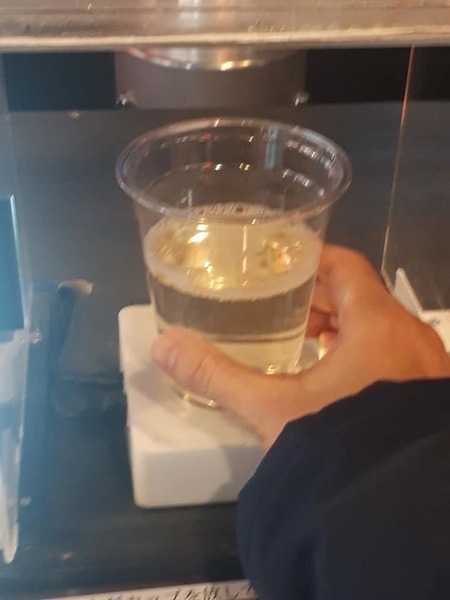 調製完了後、手前の取り出し口からドリンクを提供。美味しい梅酒を一杯いただきました!