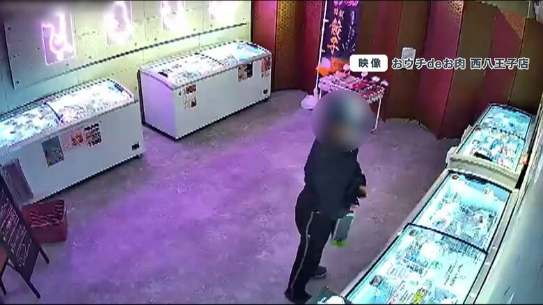 料金箱を服の中に入れようとするが断念