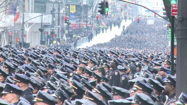 5番街を埋め尽くした警官