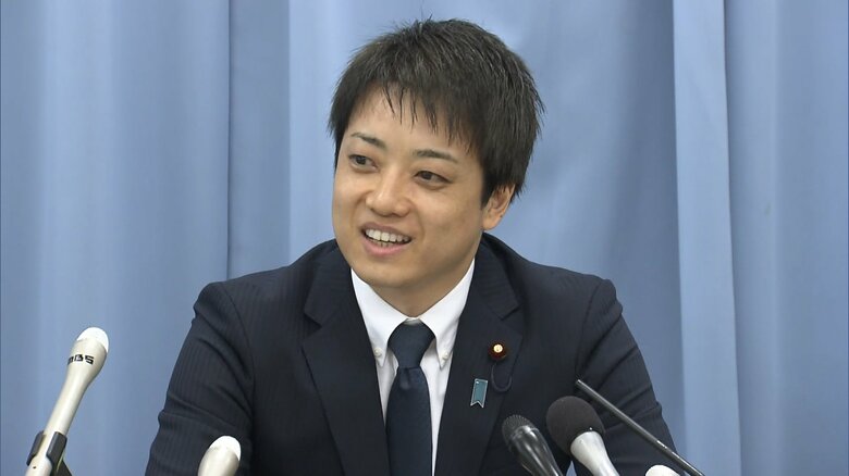 会見する武藤貴也 元議員（2017年7月）