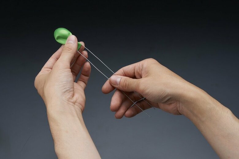 制作工程1　風船にU字に曲げた針金を入れる