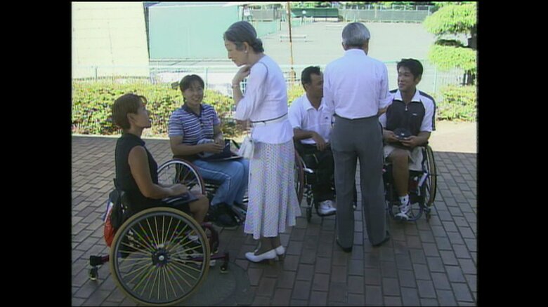 車いすテニスの選手たちと懇談される両陛下