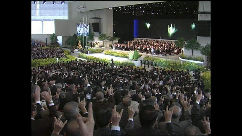 ステージと客席が一体となり指で「約束のポーズ」を作る