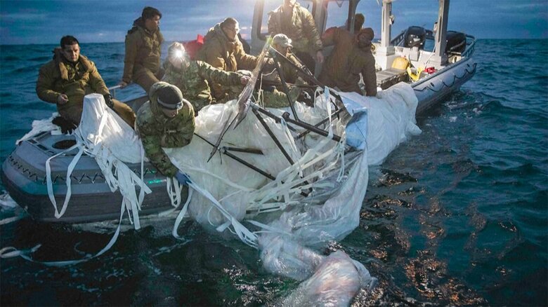 米軍は中国の偵察気球を撃墜し残骸を回収した
