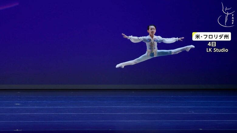 舞台上。両脚を開いて飛び上がる三苫心嗣くん