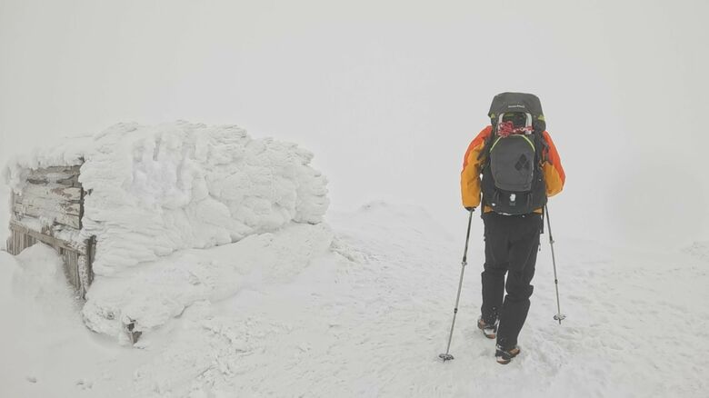 山頂はホワイトアウト