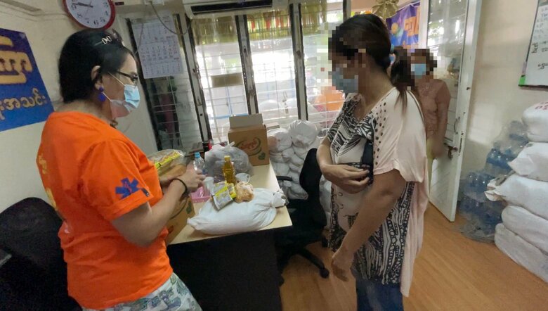 住民は指定された時間に食料を取りに来る