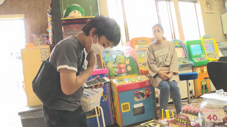 電卓を使いながら駄菓子選び
